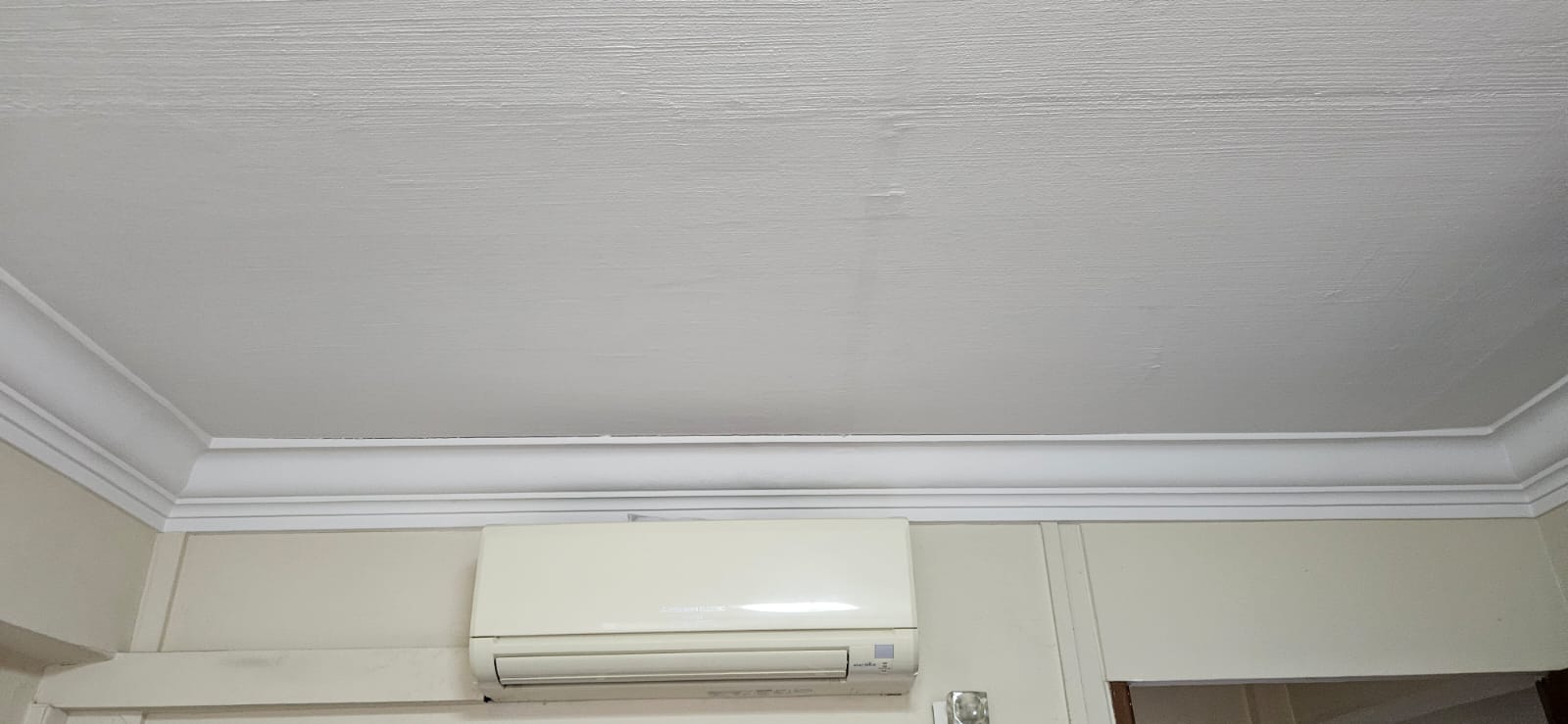 Repair the chipped gypsum cornices skirting